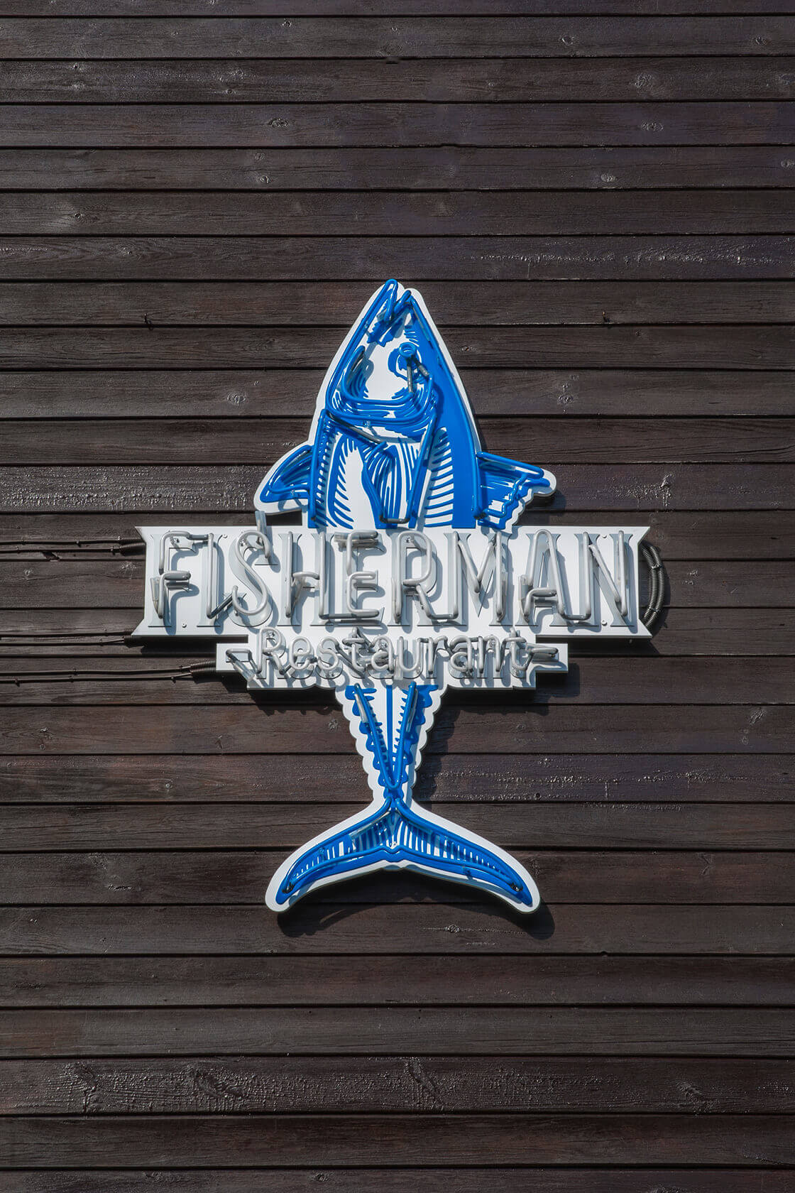 fischer fischer mann - Fischer-Restaurant-Neon-blau-weißes-Non an der Wand-Restaurant-Non an den Tischen-Non in der Höhe-unter-beleuchtetem-Fisch-Non-am-Eingang-Topf (28) 